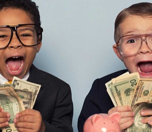 Give you $1000 per month unconditionally, what kind of lifestyle would you choose? children-playing-with-cash